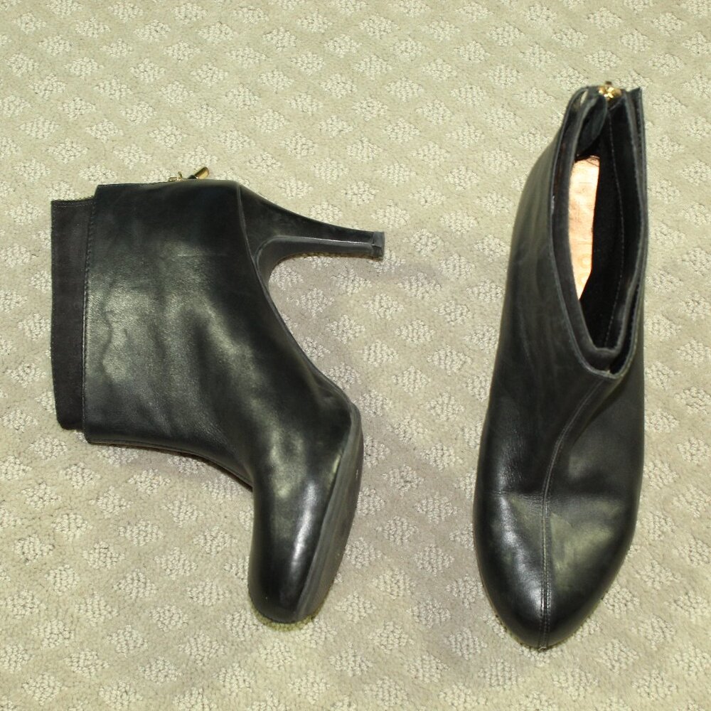 Me Too Mystic 3.25" Heel Black Leather Slip On Zip Up Ankle Bootie Size 8.5M